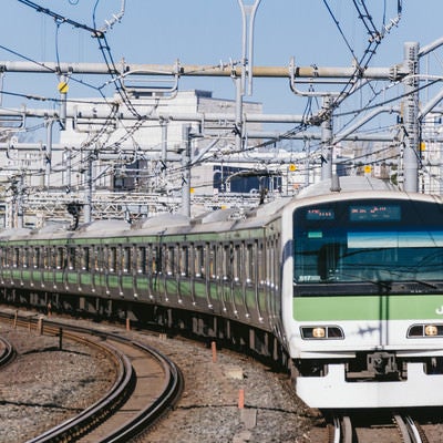 都心を走る緑の電車の写真