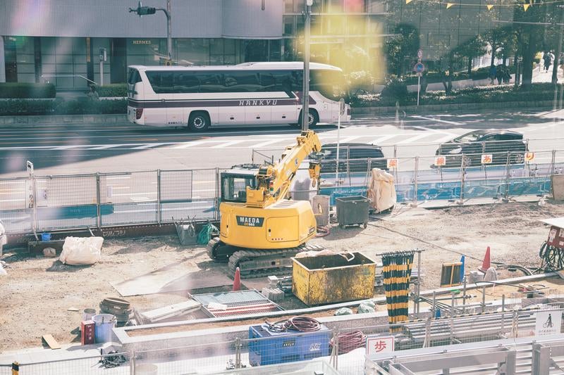 大阪建築現場と通り抜けるバスの共演の写真