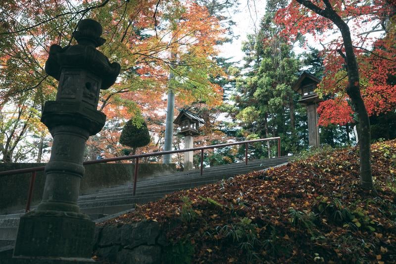 三春町の秋の三春神社と三春大神宮の紅葉と階段の写真