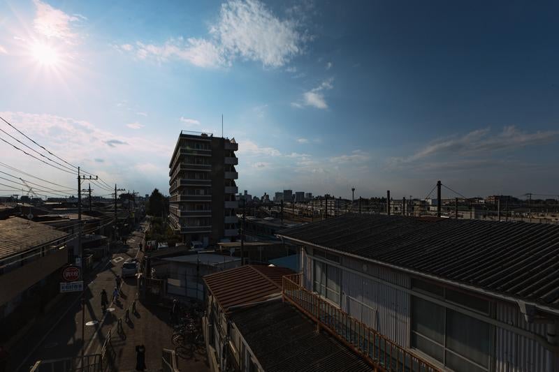 三鷹跨線橋（三鷹の陸橋）南階段上から見える景観の写真