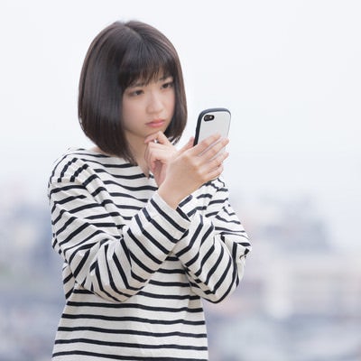 電波がなくてネットに繋がらない女性の写真