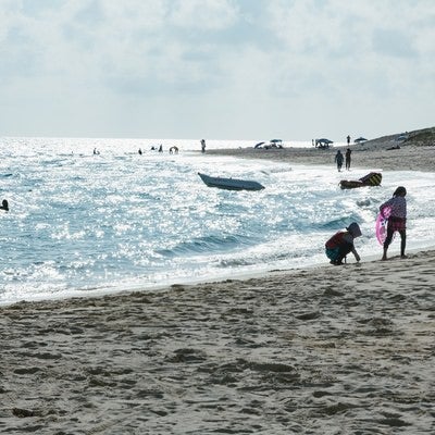 海水浴場に押し掛ける観光客の写真