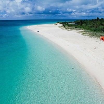 どこまでも続く宮古島の砂浜の写真