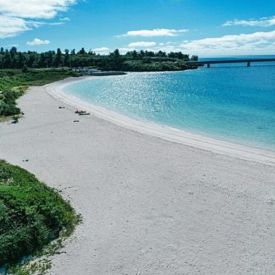 海水浴場から見える伊良部大橋の写真