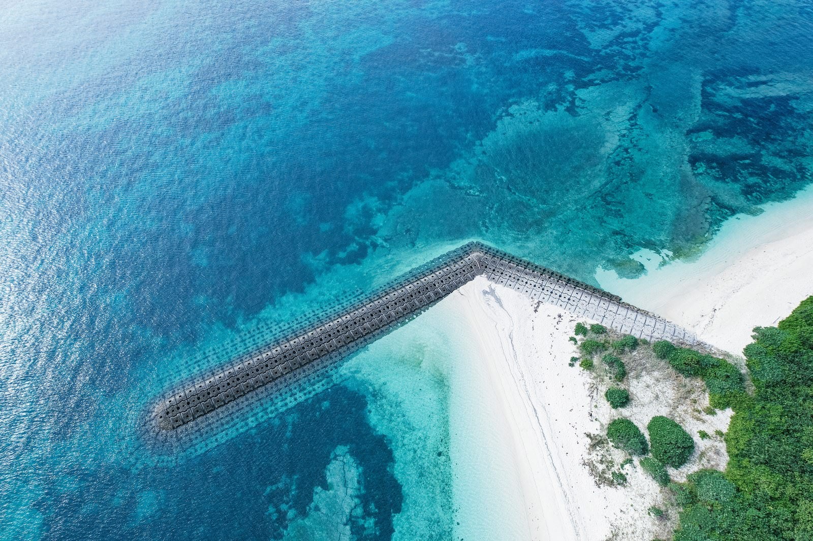 「俯瞰して見る宮古島の海岸」の写真