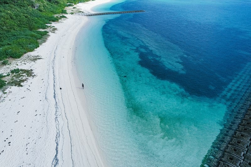 透き通る水と白い海岸の写真