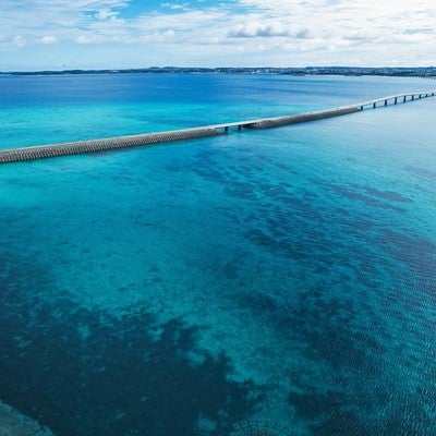 宮古島の海を突っ切る伊良部大橋の写真