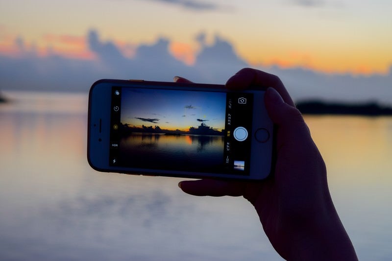 スマホで夕暮れ時の海を撮影の写真