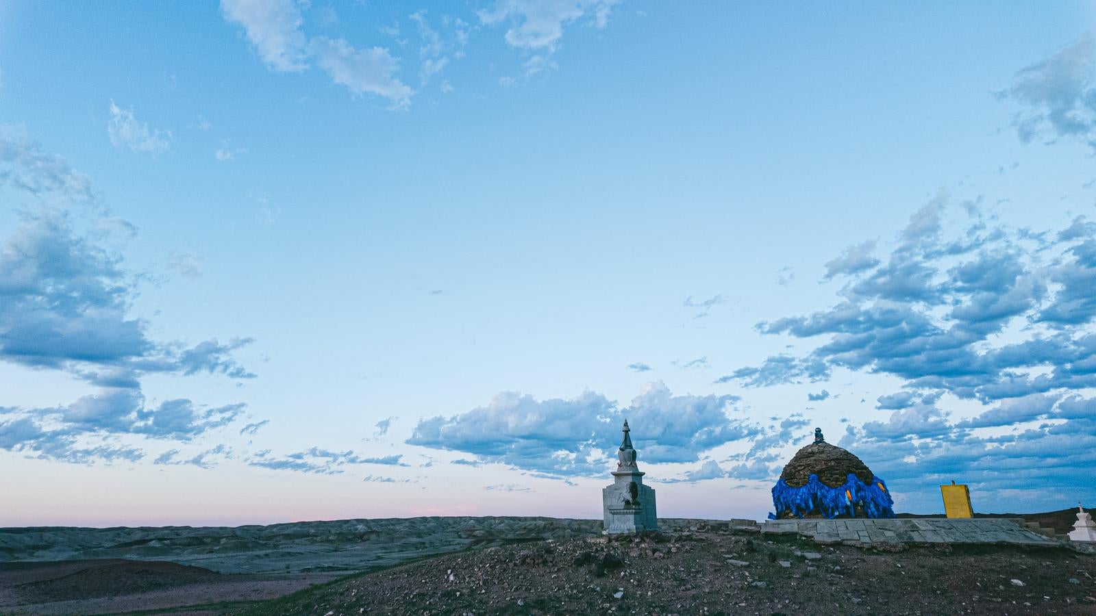 「モンゴルにある世界エネルギーセンターの聖なる布と夕暮れ」の写真