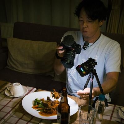 モンゴル料理をカメラで捉えるYouTuberの様子の写真