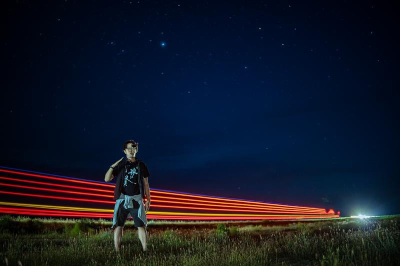 モンゴルの星空とトラックの光跡とトラベラーの写真