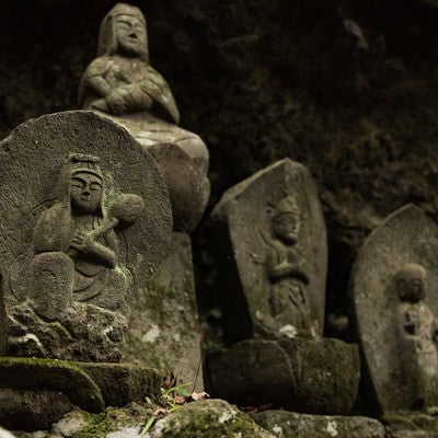 滝沢観音石仏群の石像の写真