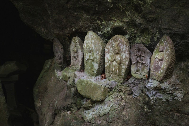 岩陰内の聖観音（滝沢観音石仏群）の写真