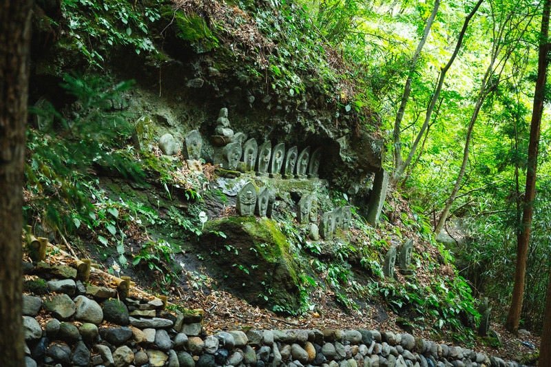 崖に並ぶ滝沢観音石仏群の写真