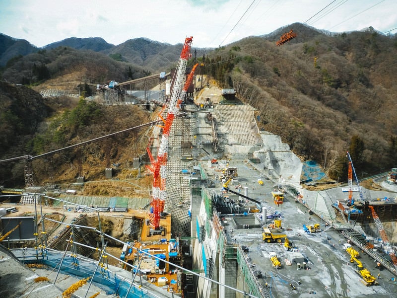 八ッ場ダムの工事風景（大型クレーン）の写真