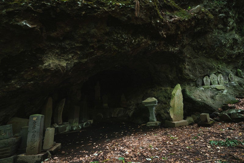 洞穴の石仏（滝沢観音石仏群）の写真