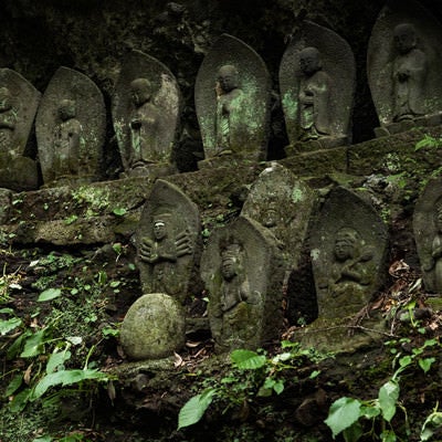 岩陰内に安置された滝沢観音石仏群の写真