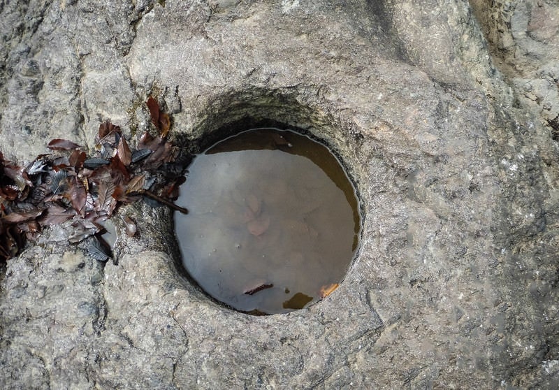 天然記念物の甌穴群（おうけつぐん）の甌穴（小）の写真