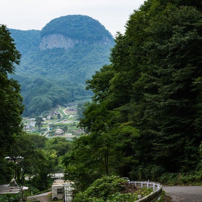 丸岩が見える坂道の写真