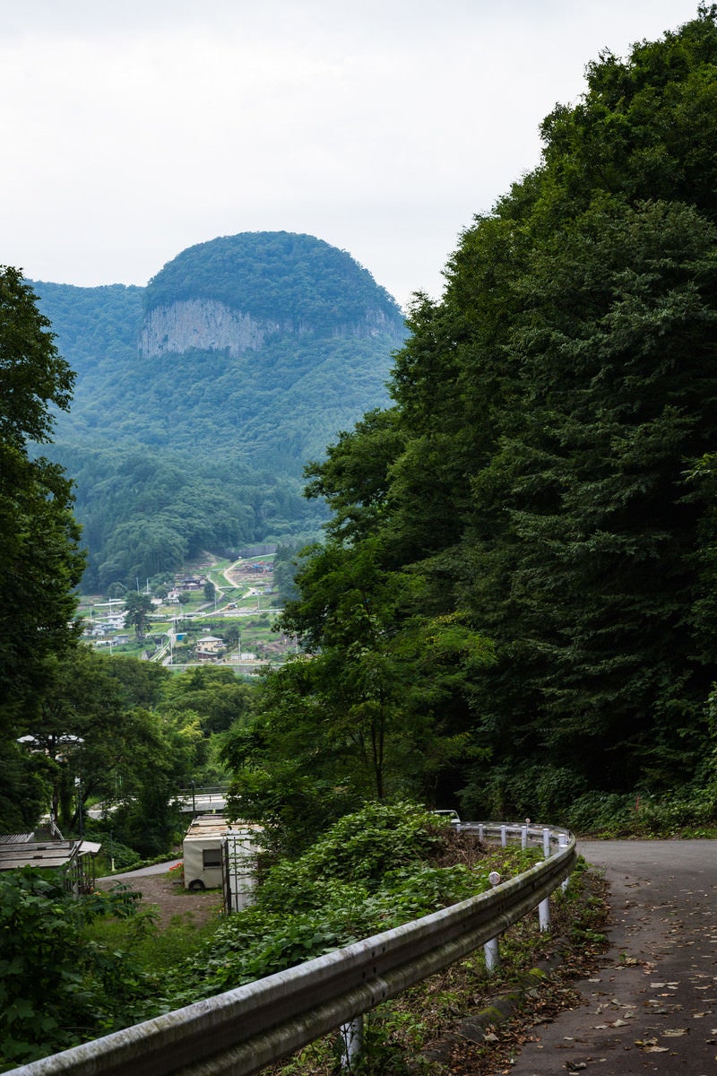 丸岩が見える坂道の写真