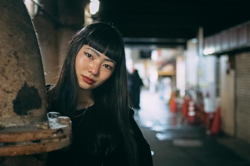 路地裏で黒髪の女性ポートレートの写真