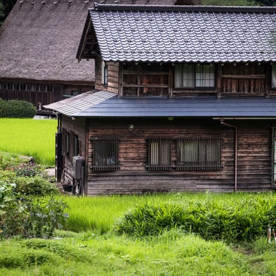 菅沼集落の平屋2階建ての写真