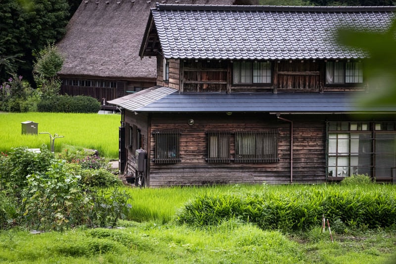 菅沼集落の平屋2階建ての写真