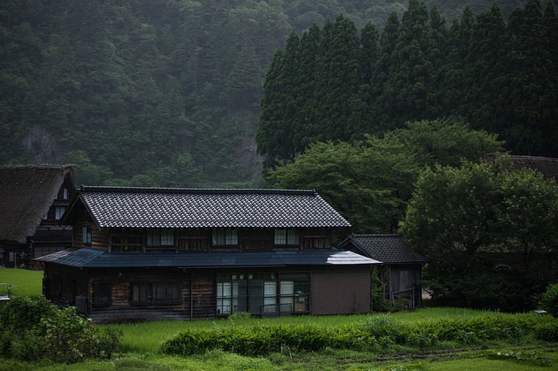 霧雨が降る菅沼集落の家屋の写真