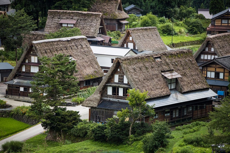 合掌造りの家が建ち並ぶ相倉集落の写真