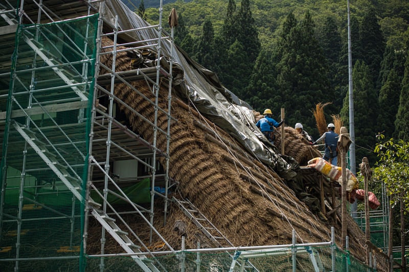 国指定重要文化財の村上家の葺き替え工事の写真