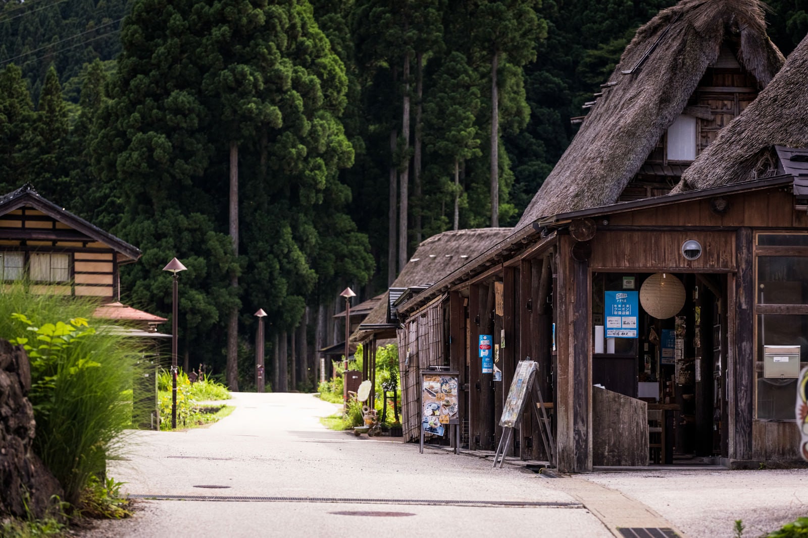 「相倉民芸館前の通路」の写真