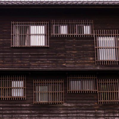 格子の木造の家屋の写真