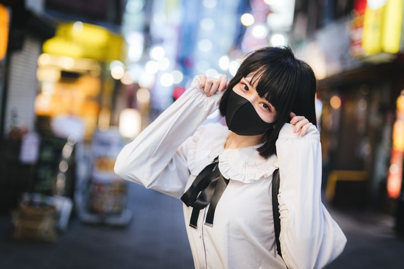 繁華街を歩くほろ酔い地雷系女子の写真