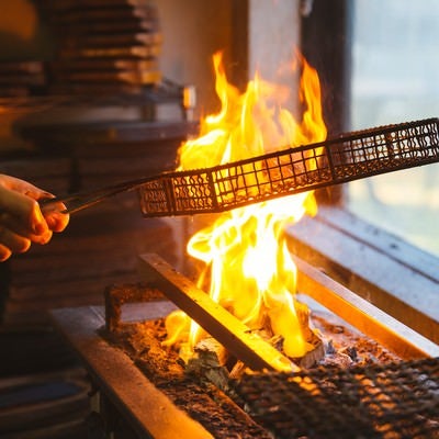 油を垂らしながら焼く地頭鶏の写真