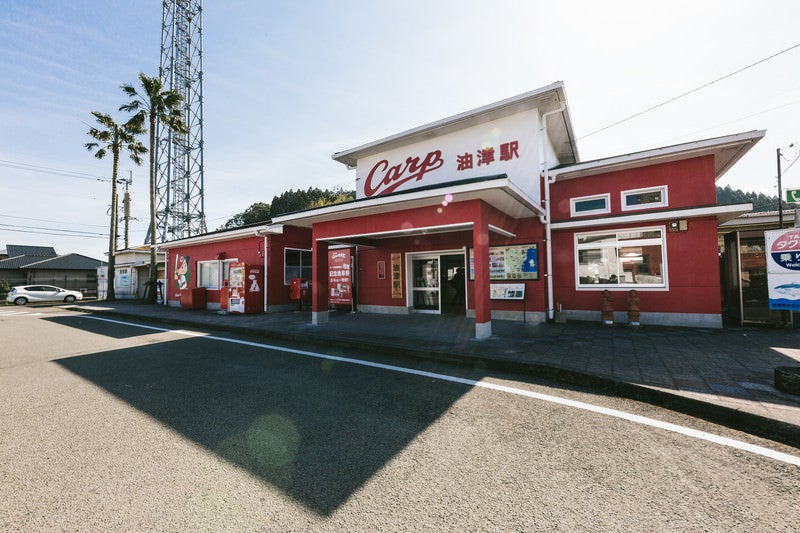 野球チームの影響によって赤一色の油津駅（あぶらつえき）の写真