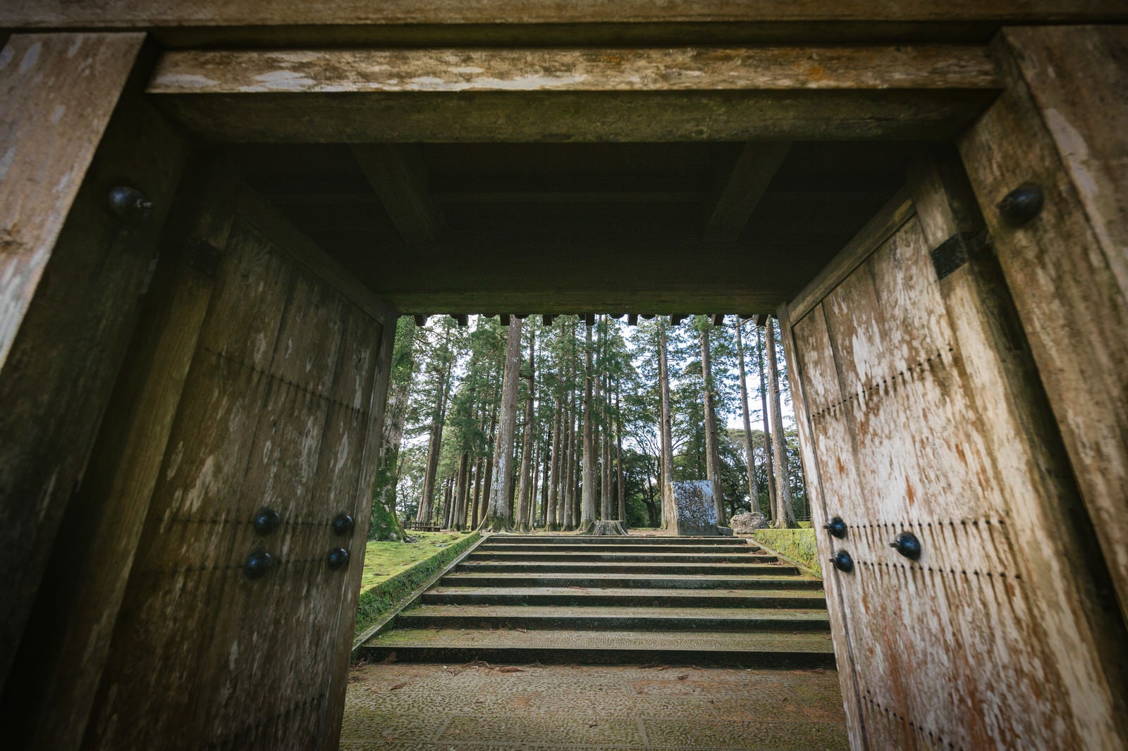 「飫肥城裏門をくぐって見える風景」の写真