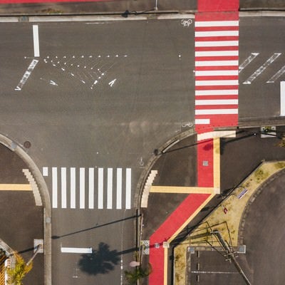 日本ではここだけ！　紅白色の横断歩道がある日南市の写真