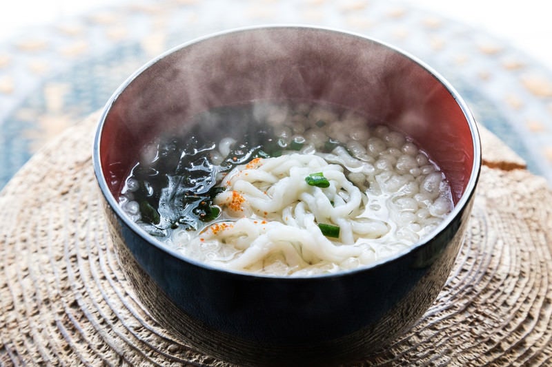 人気沸騰の郷土料理「魚うどん」の写真