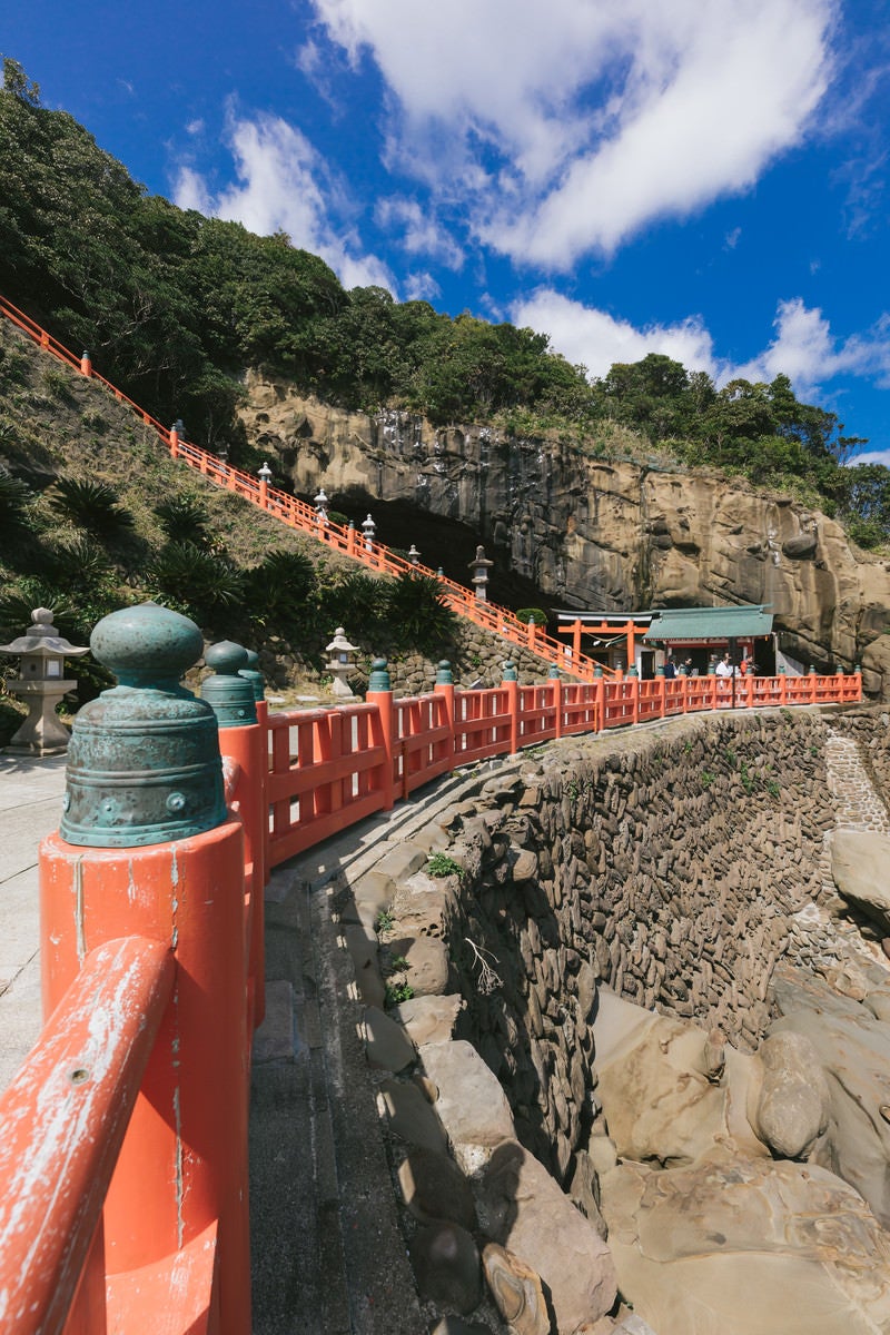 鵜戸神宮の断崖と鳥居の写真