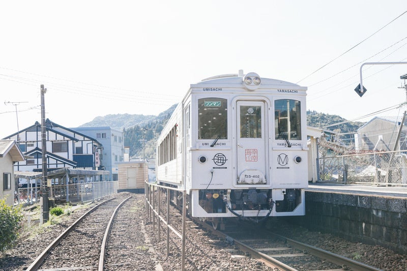 発車の時を待つ、観光列車「海幸山幸」の写真