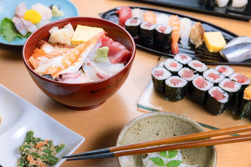 色とりどりの寿司や刺し身、海鮮丼などの写真