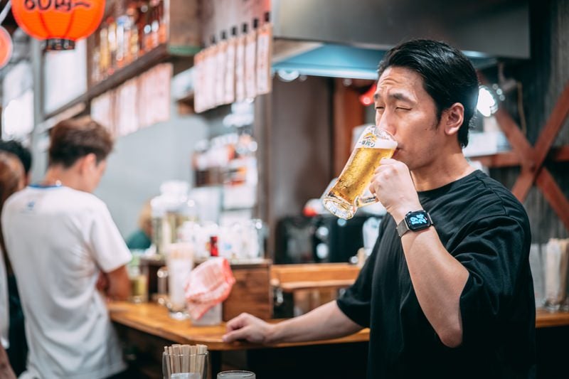 ビールをうまそうにごくごく飲むの写真