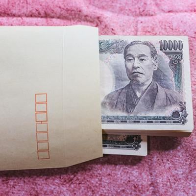 茶封筒に入った明細なしの現金の写真