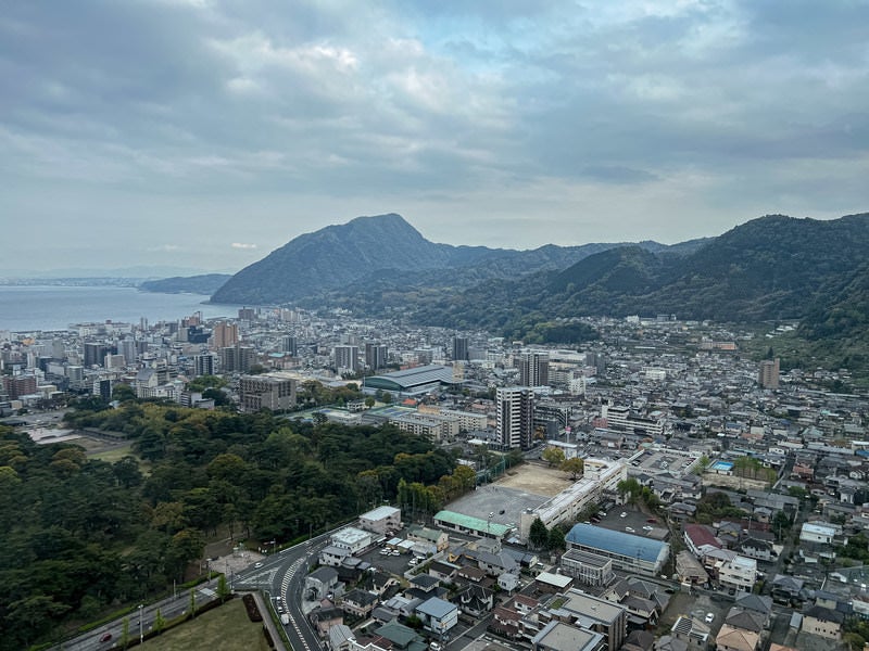 別府グローバルタワーからの温泉街（南東）の眺めの写真