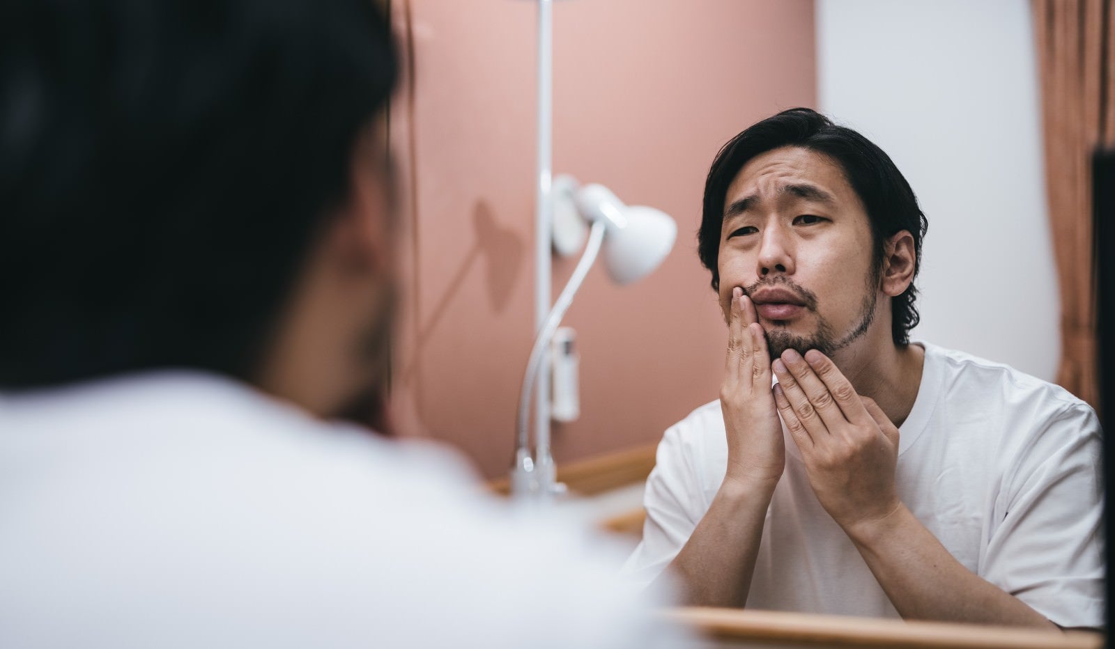 「無精髭が気になる男性」の写真［モデル：大川竜弥］