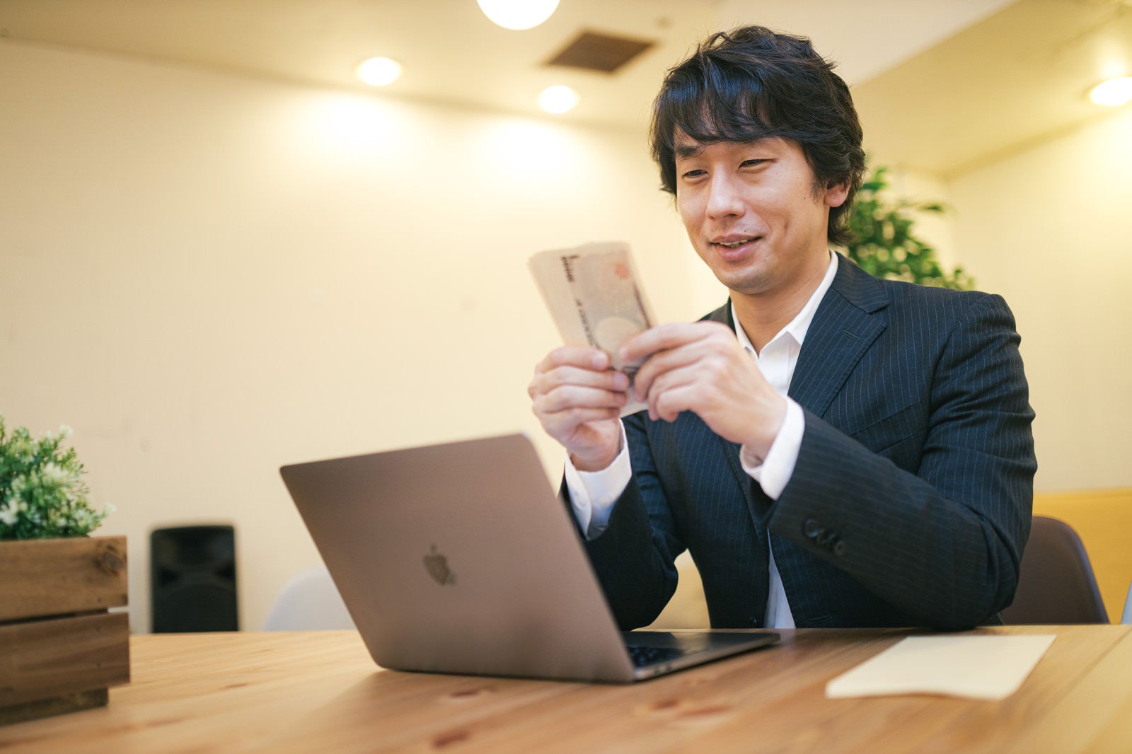 「特別定額給付金の支給に喜ぶ男性」の写真［モデル：大川竜弥］