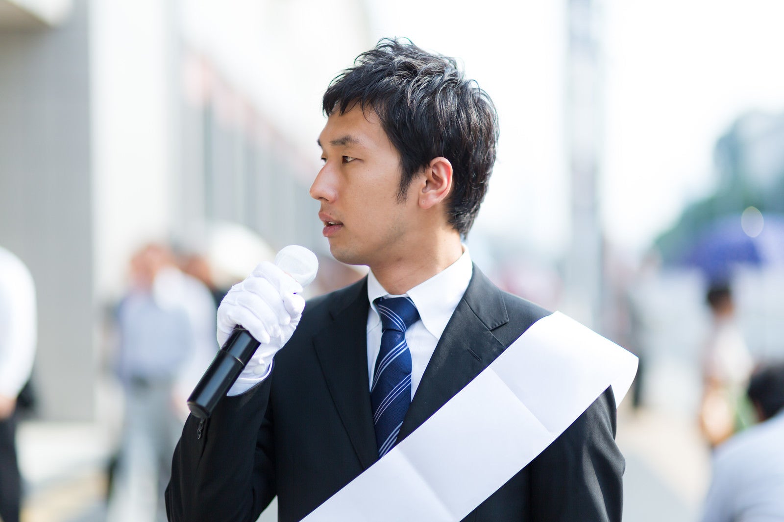 「なにも書いていないタスキを渡された本日の主役」の写真［モデル：大川竜弥］