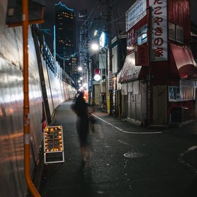 夜の新宿区百人町１丁目付近の写真