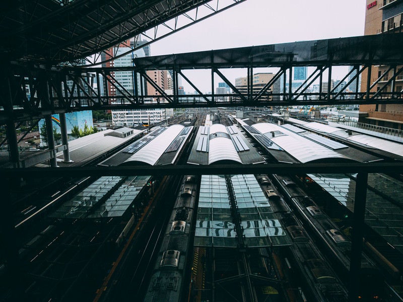 見下ろす駅のホーム（大阪駅）の写真