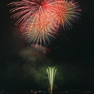 夜空を彩るおおたま夏祭りの花火大会の写真